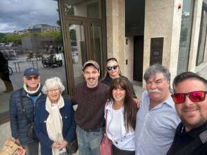 Gaby Cohen (2.v.l.) besucht das Holocaust-Denkmal, 17. Mai 2025